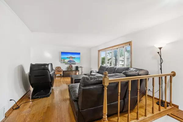 Mount Prospect, IL 60056,1504 E Emmerson LN