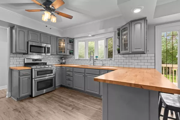 Oakwood Hills, IL 60013,216 HICKORY RD
