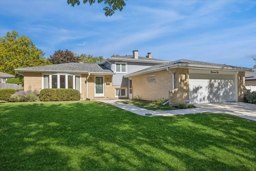 1310 Iroquois LN, Darien, IL 60561