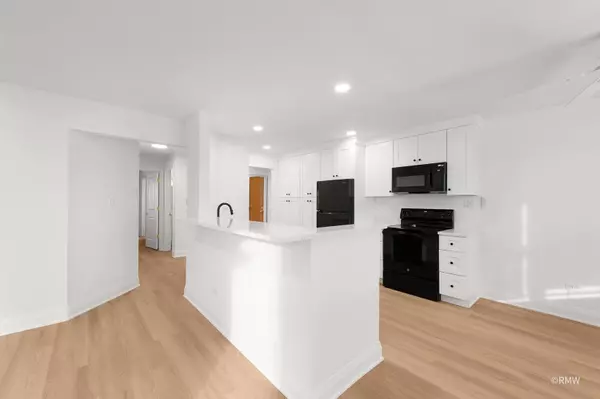 Itasca, IL 60143,224 S Rush ST #3A