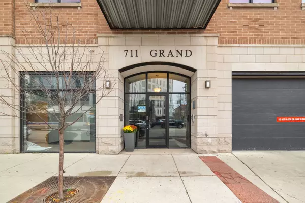 Chicago, IL 60654,711 W Grand AVE #404