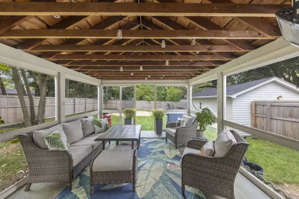 Wheaton, IL 60187,812 N President ST