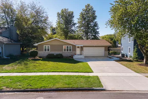 3 Kenfield CIR, Bloomington, IL 61704