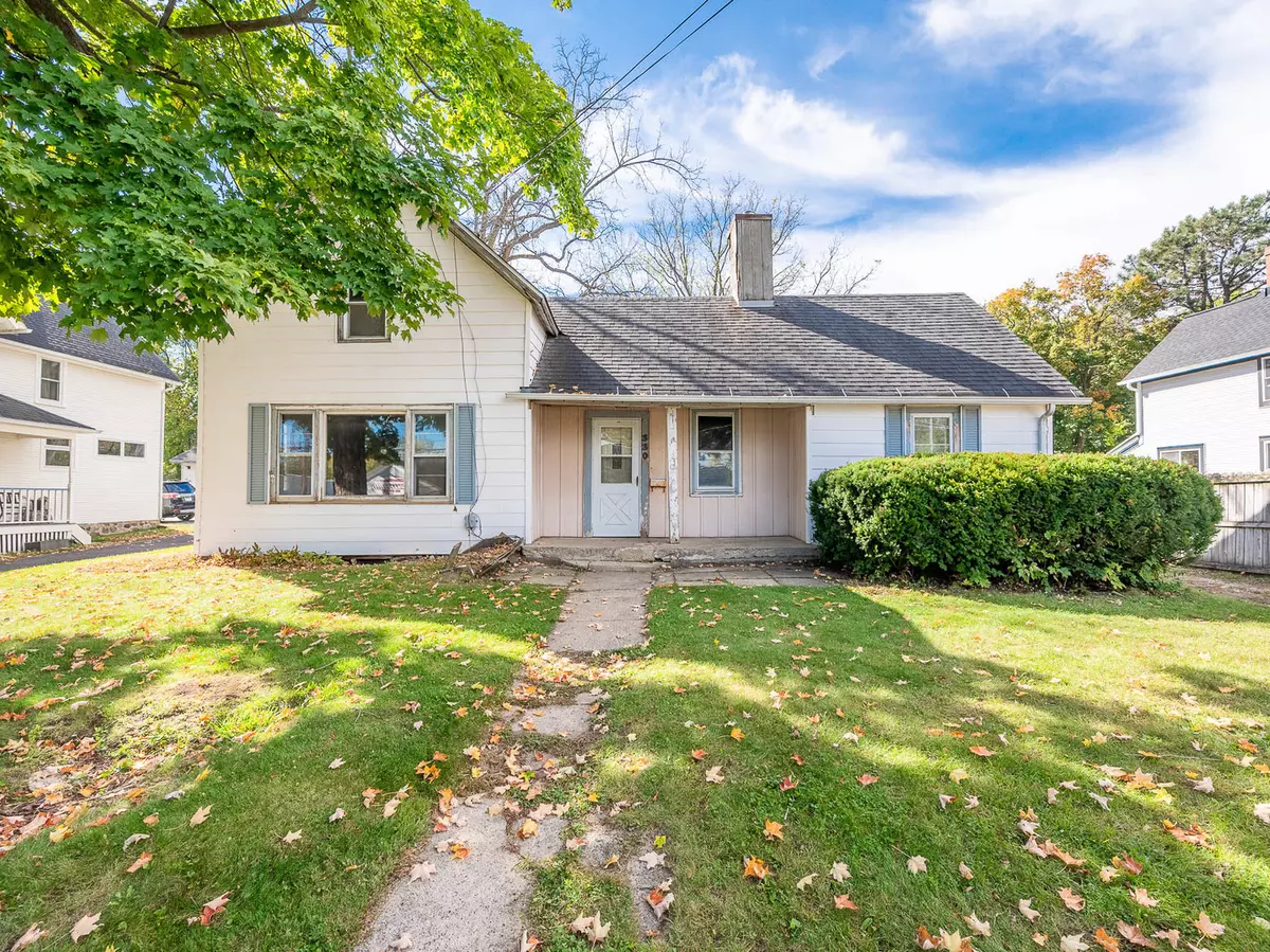 Woodstock, IL 60098,330 Lake AVE