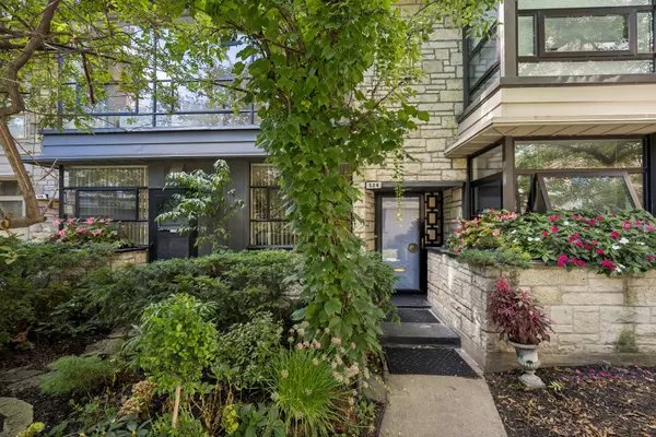 524 W Barry AVE, Chicago, IL 60657