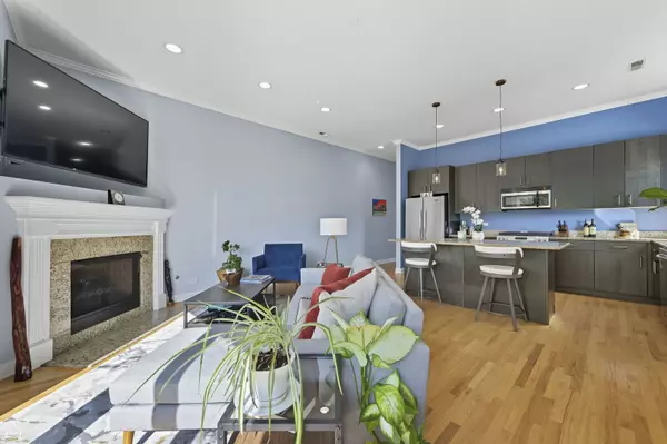 Chicago, IL 60657,663 W Barry AVE #4A