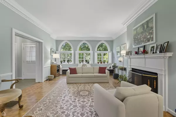 Chicago, IL 60637,5611 S Kenwood AVE