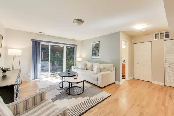 Chicago, IL 60645,6421 N Damen AVE #1W