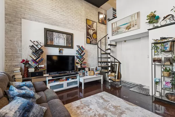 Oak Brook, IL 60523,40 N TOWER RD #1E