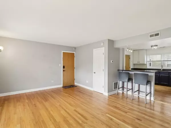 Skokie, IL 60076,8033 Kenton AVE #2E