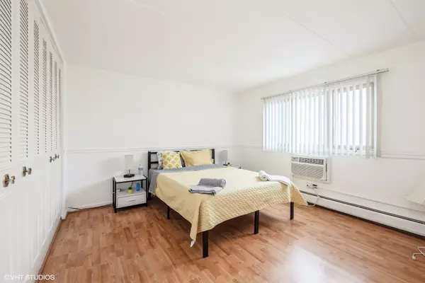 Countryside, IL 60525,6148 S Kensington AVE #1