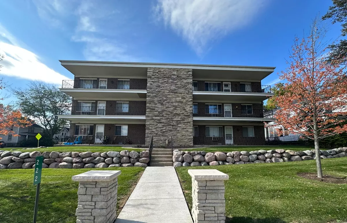 Woodstock, IL 60098,222 S Tryon ST #8