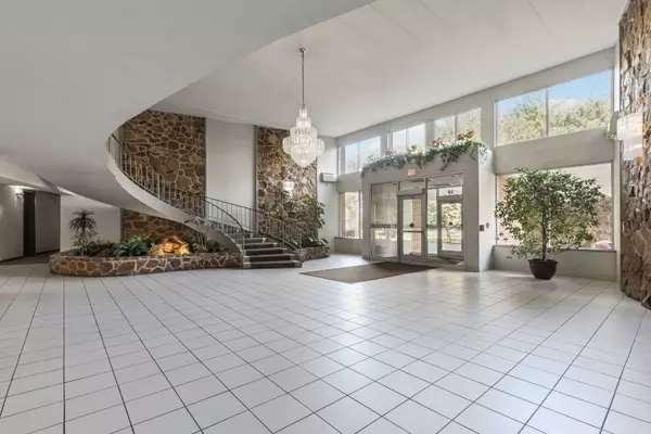 Prospect Heights, IL 60070,18 E Old Willow RD #210N