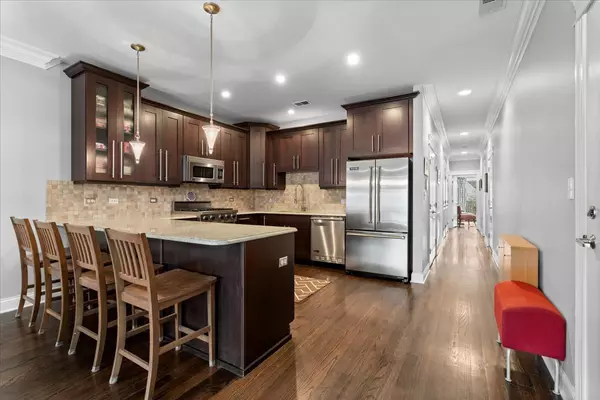 Chicago, IL 60657,1425 W BELMONT AVE #3