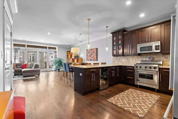 Chicago, IL 60657,1425 W BELMONT AVE #3