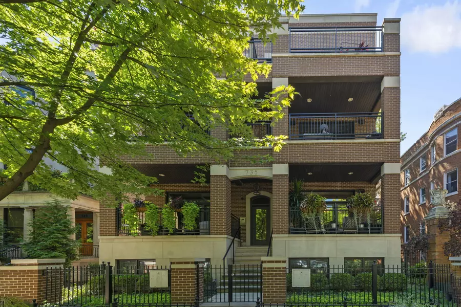 735 W Brompton AVE #1W, Chicago, IL 60657