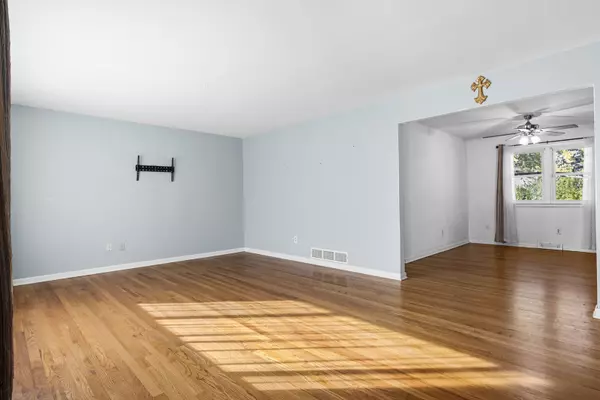 Rockford, IL 61107,4012 Highcrest RD