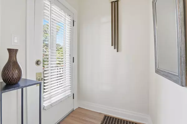 Chicago, IL 60618,3725 N Richmond ST