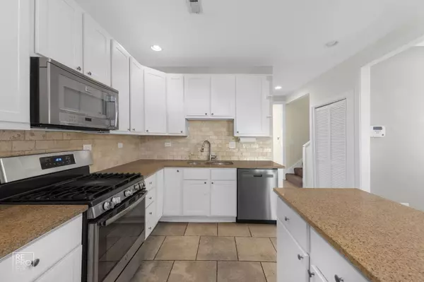 Chicago, IL 60618,3320 W Warner AVE #2