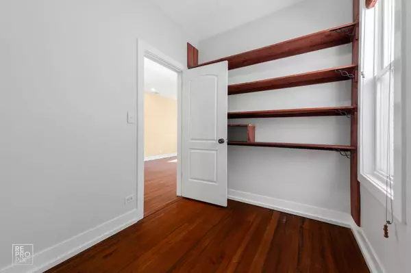 Chicago, IL 60618,3320 W Warner AVE #2