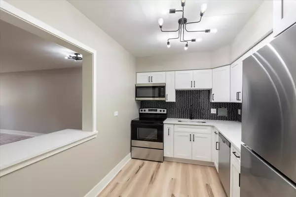 Evanston, IL 60202,835 Ridge AVE #207