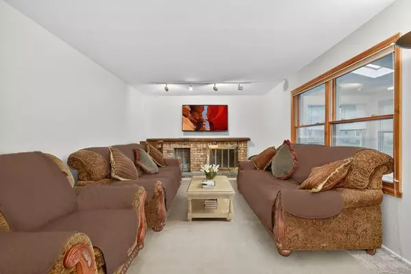 Schaumburg, IL 60194,569 N Walnut LN