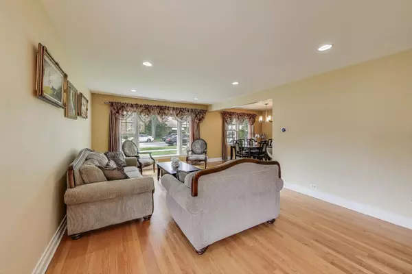 Skokie, IL 60076,8141 Kenneth AVE