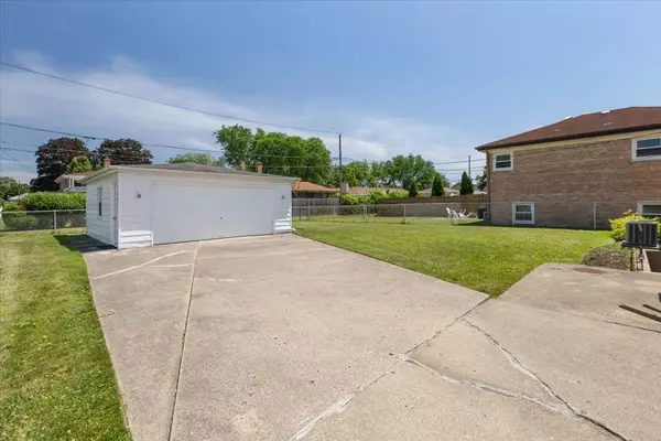 Morton Grove, IL 60053,8841 Menard AVE