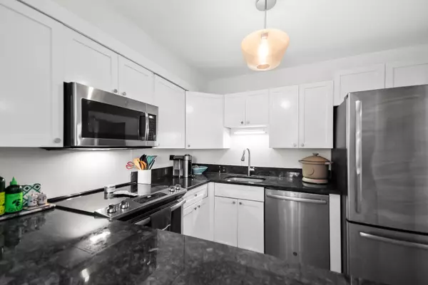 Chicago, IL 60610,1560 N Sandburg TER #703J