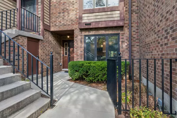 1180 Mistwood CT #1180-A, Downers Grove, IL 60515