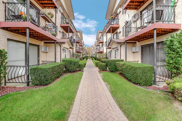 Chicago, IL 60656,5159 N East River RD #212