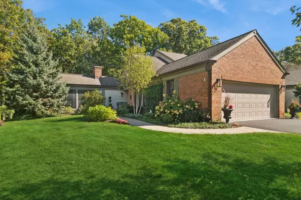 39 Warrington DR, Lake Bluff, IL 60044