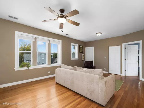 Chicago, IL 60647,2529 N Talman AVE #3S