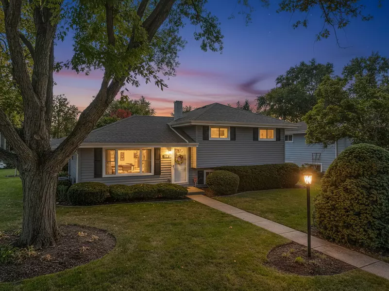 723 Inverness RD, Lisle, IL 60532