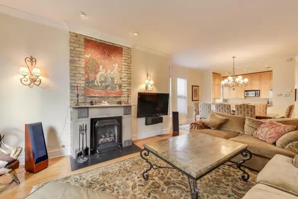 Chicago, IL 60657,926 W Barry AVE #3