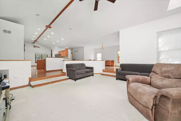 Northbrook, IL 60062,4211 Timberlane DR