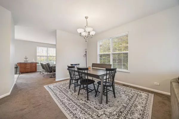 Elgin, IL 60124,294 Comstock DR #294