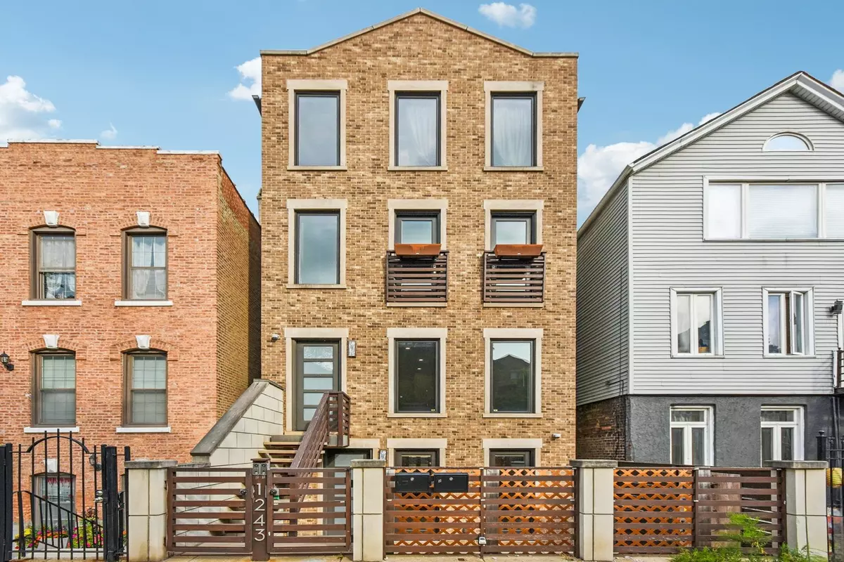 Chicago, IL 60642,1243 N Cleaver ST #1