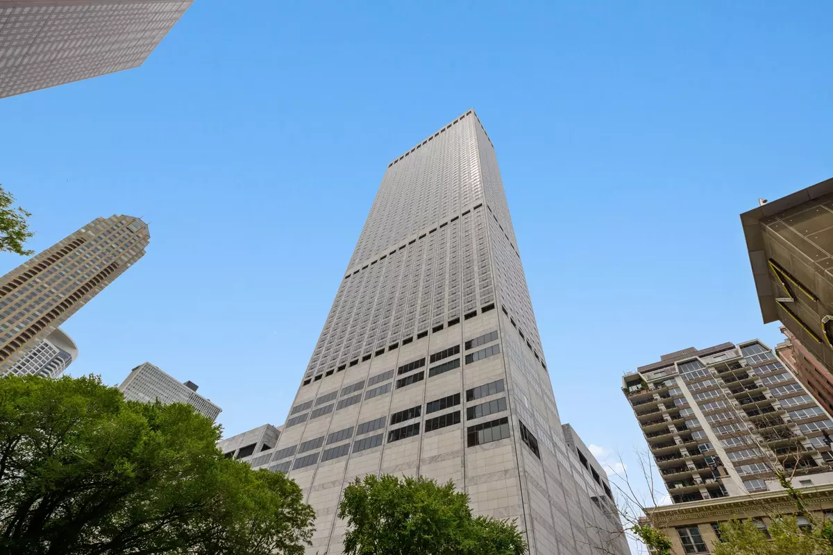 Chicago, IL 60611,180 E PEARSON ST #3504