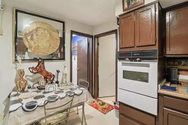 Arlington Heights, IL 60005,1107 E Algonquin RD #4