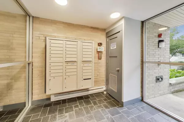 Evanston, IL 60202,828 OAKTON ST #5F