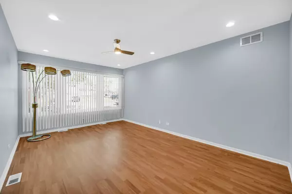 Des Plaines, IL 60016,9153 W Oaks ST