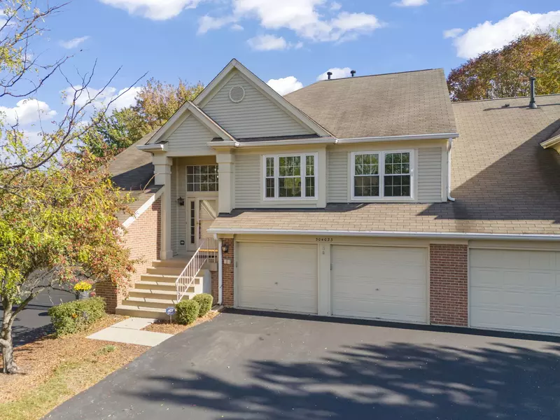 30W023 Cedar CT #023, Warrenville, IL 60555