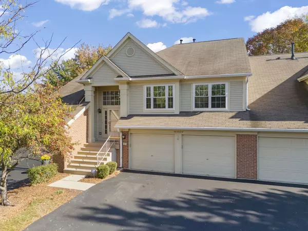 30W023 Cedar CT #023, Warrenville, IL 60555