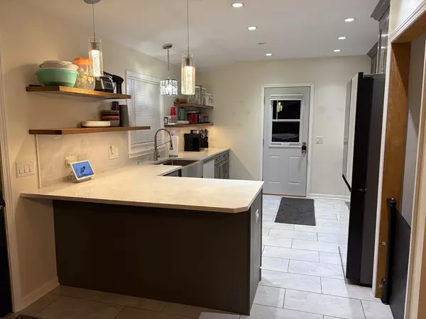 Buffalo Grove, IL 60089,443 Diane DR