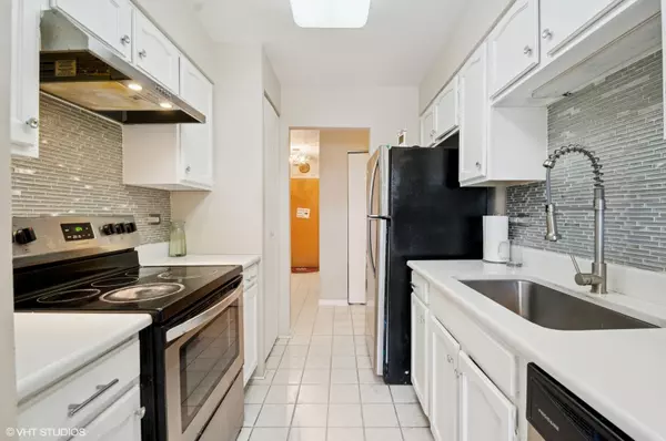 Glenview, IL 60025,600 Naples CT #107