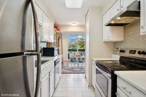 Glenview, IL 60025,600 Naples CT #107