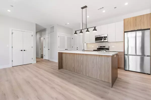 Chicago, IL 60618,3953 W Dakin ST #402