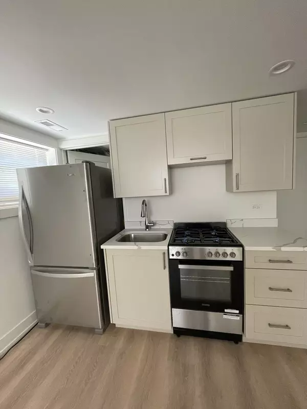 Chicago, IL 60618,3659 W Eddy ST #GR