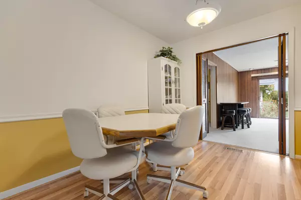 Elk Grove Village, IL 60007,851 Crest AVE